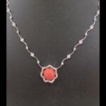 Gargantilla oro blanco 18k con circonitas termina en media bola roja 48,5 cm