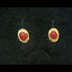 Pendientes oro amarillo 18k con piedra de color rojo, cierre tipo catalán