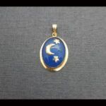 Colgante oro amarillo 18k con piedra azul decorado con estrellas y luna
