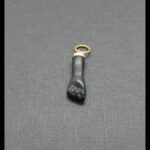 Colgante oro amarillo 18k con forma de puño negro