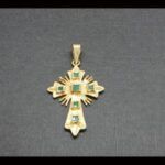 Cruz oro amarillo 18k con piedras cuadradas de color verde