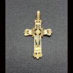 Cruz oro amrillo 18k labrada con esmalte en rojo y verde