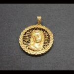 Medalla oro amarillo 18 qt de la Virgen Niña