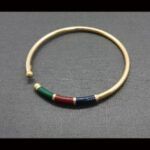 Pulsera aro semiabierta oro amarillo 18 qt con esmalte color azul,granate y verde