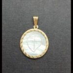 Colgante oro amarillo 18k de nácar con imagen de un corazón y una cruz