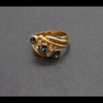 Anillo oro amarillo 18 qt nº 17 con 6 brill.de 0,03 qt y piedras azules