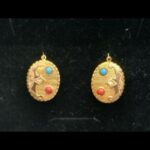 Pendientes oro amarillo 18k con forma ovalada con piedras color turquesa y roja, cierre tipo gancho cerrado