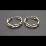 Argollas oro amarillo y blanco 18k con forma ondulada, cierre tipo clip