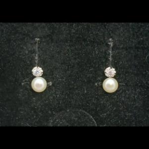 Pendientes oro blanco 18 K con circonita y perla, cierre a presión