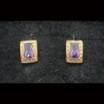 Pendientes oro amarillo 18k con circonitas y piedra de color lila, cierre tipo omega