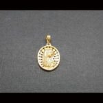 Medalla oro amarillo 18k de la virgen niña
