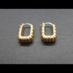 Pendientes oro amarillo 18k forma rectangular con diseño de rayón