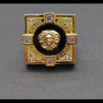 Sello oro amarillo 18 k nº 19 forma Versace con piedra negra y circonitas blancas