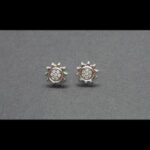 Pendientes oro blanco 18k forma flor con circonitas blancas ,cierre mariposa
