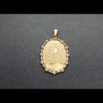 Medalla ovalada oro amarillo 18 k de la Virgen niña rodeada de estrellas con puntas de brillantes