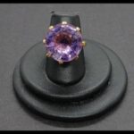 Anillo oro amarillo 18k con piedra grande de color lila nº 13