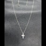 Cadena oro blanco 18qt de 44 cm con colgante forma cruz con puntas de brillantes