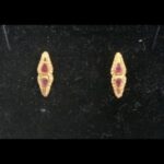 Pendientes oro amarillo 18 qt con circonitas y piedras color rubí silueta abombada,cierre omega