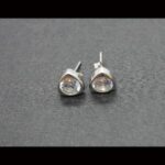 Pendientes oro blanco 18k con forma de triangulo con circonita, cierre mariposa