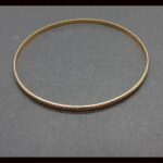 Pulsera oro amarillo 18k tipo aro con rayas