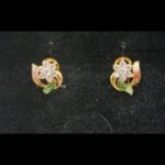 Pendientes oro amarillo 18k forma flor con circonitas en el centro y detalles esmaltados verde y rosado, cierre tipo omega