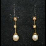 Pendientes largos oro amarillo 18k con perla cultivada y pequeñas circonitas blancas, cierre forma mariposa