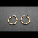 Argollas oro amarillo 18k con forma rizada