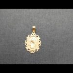 Medalla oro amarillo 18k de la virgen niña con el filo labrado