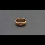Anillo oro amarillo 18k nº12 con diseño clásico de engaste al ras con pequeño brillante y rubíes a los lados