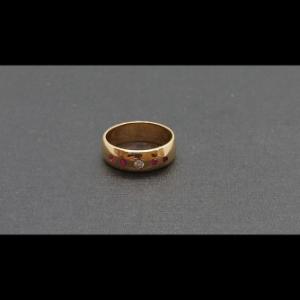 Anillo oro amarillo 18k nº12 con diseño clásico de engaste al ras con pequeño brillante y rubíes a los lados