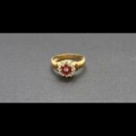 Anillo oro amarillo 18k con forma de flor decorado con circonitas y piedras de color corinto nº 19
