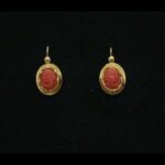 Pendientes oro amarillo 18k con camafeo en coral,cierre tipo gancho cerrado