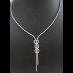 Gargantilla oro blanco y diamantes 18k de 45 cm con colgante vertical
