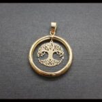 Colgante oro amarillo 18k forma aro con detalle grabado y motivo del Arbol de la Vida