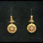 Pendientes oro amarillo 18k semilargos con circonita blanca,cierre de bastilla
