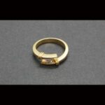 Anillo oro amarillo 18k nº 14 con brillante central de 0,15 qt y detalle entrelazado en la banda