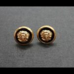 Pendientes oro amarillo 18k forma botón de piedra negra con motivo Versace, cierre mariposa