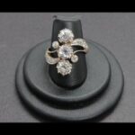 Anillo oro amarillo 18k nº 17 forma vintage con 3 brillantes centrales en chatón engarzados en oro blanco de 0,5 qt y puntasde brillantes