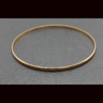 Pulsera oro amarillo 18k tipo aro con rayas