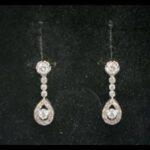 Pendientes oro blanco 18k largos con circonitas blancas y cierre forma mariposa