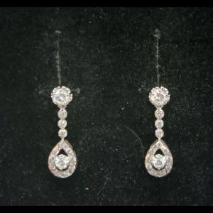 Pendientes oro blanco 18k largos con circonitas blancas y cierre forma mariposa