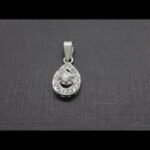 Colgante oro blanco 18k diseño lágrima con engaste de circonitas blancas