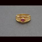Anillo oro amarillo 18k con circonitas y piedra corinta en el centro nº 17