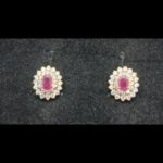 Pendientes oro amarillo 18k con piedra central rosa y circonitas blancas, cierre Omega