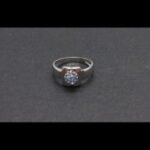 Anillo oro blanco 18k nº 17 con un engaste cuadrado de piedras tonos azules