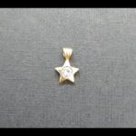 Colgante oro amarillo 18k con forma de estrella con circonita en el centro