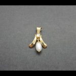 Colgante oro amarillo 18k con circonita y perla blanca con forma de piñón