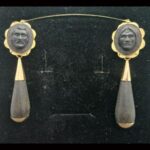Pendientes largos oro amarillo 18 qt con camafeo tallado y piñon de palo santo color negro