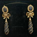 Pendientes largos oro amarillo 18 qt estilo tradicional con piedra tallada y piñon de coral negro,desmontable en 2 piezas