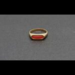 Anillo oro amarillo 18k nº 16 con piedra central color rojo